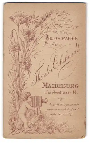 Fotografie Theodor Ehrhardt, Magdeburg, Jacobstr. 14, Putte als Fotograf mit Plattenkamera - Fotoapparat