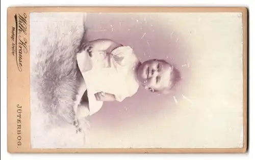 Fotografie Wilhelm Krause, Jüterbog, Plattenkamera, Mischpalette & Labor-Utensilien, Rückseitig lächelndes Baby