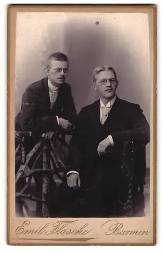 Fotografie Emil Flasche, Barmen, Heckinghauser-Str. 25, Zwei junge Herren im Anzug mit Zwicker