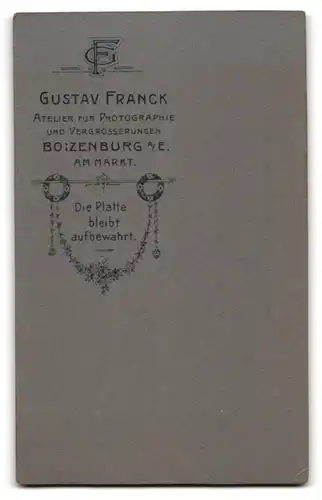 Fotografie Gustav Franck, Boizenburg a /E., Am Markt, Süsses Kleinkind im Hemd sitzt auf Fell