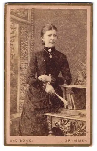 Fotografie Andreas Bönki, Grimmen, Lange-Str. 264, Junge Dame im Kleid mit Fächer