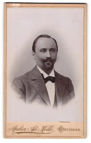 Fotografie Adolf Kolle, Göttingen, Prinzenstr. 8, Elegant gekleideter Herr mit Henri Quatre
