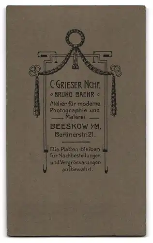 Fotografie C. Grieser Nchf., Beeskow i /M., Berlinerstr. 21, Kleines Mädchen im Kleid mit Bilderbuch