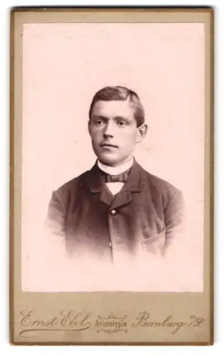 Fotografie Ernst Ebel, Bernburg a /S., Wilhelm-Str. 27, Junger Herr im Anzug mit Fliege