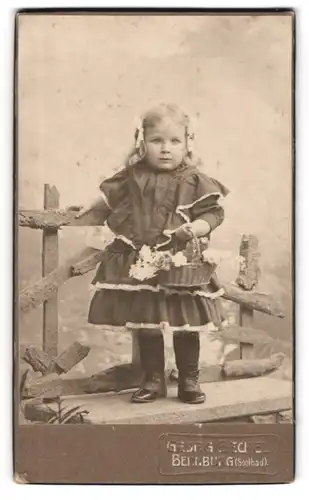 Fotografie Georg Beckell, Bernburg, Karlsplatz 30, Kleines Mädchen im Kleid mit Korb