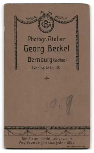 Fotografie Georg Beckell, Bernburg, Karlsplatz 30, Kleines Mädchen im Kleid mit Korb