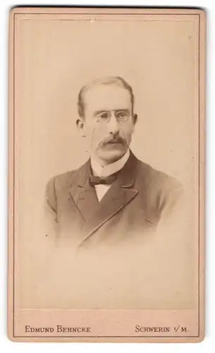 Fotografie Edmund Behncke, Schwerin i /M., Wismarsche-Str. 26, Elegant gekleideter Herr mit Zwicker und Schnauzbart
