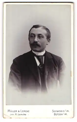 Fotografie Müller & Lembcke, Schwerin i. M., Schmiedestr. 18 u. Wittenburgerstr. 40, Eleganter Herr mit Moustache