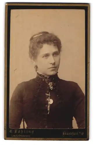 Fotografie E. Fähling Nachflg., Frankfurt a /Oder, Gr. Scharrnstr. 81, Junge Dame in hübscher Kleidung