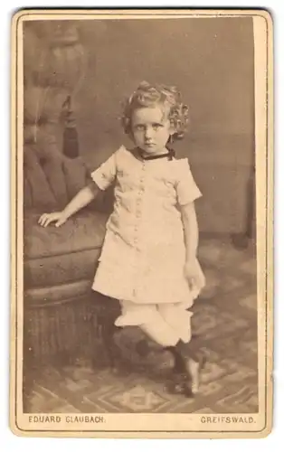 Fotografie Eduard Glaubach, Greifswald, Lange-Str. 4, Kleines Mädchen im Kleid