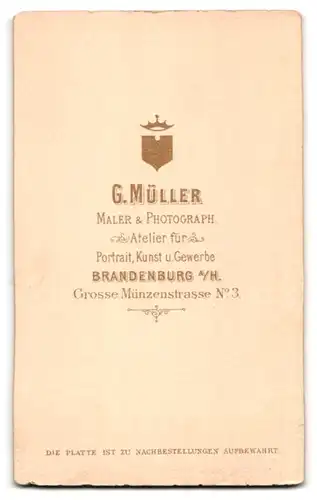 Fotografie G. Müller, Brandenburg a /H., Grosse Münzenstr. 3, Süsses Kleinkind im hübschen Kleid