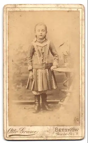 Fotografie Otto Grieser, Beeskow, Breite-Str. 9, Kleines Mädchen im hübschen Kleid