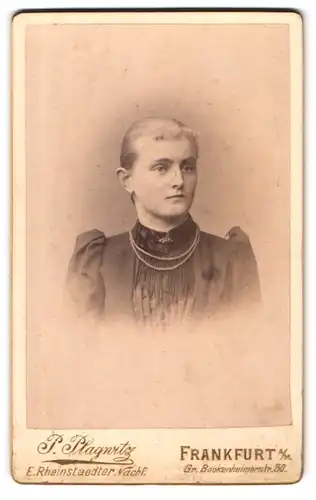 Fotografie P. Plagwitz, Frankfurt a. M., Grosse Bockenheimer-Str. 30, Junge Dame mit Kragenbrosche und Halskette