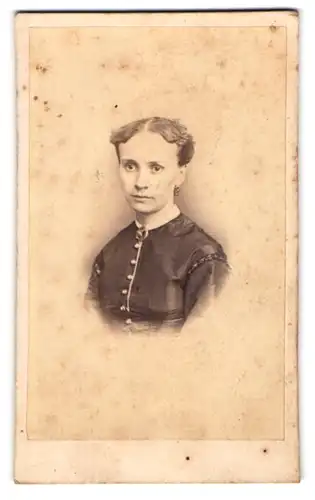 Fotografie Ernst Wolfkamp, Friedeberg Nm., Junge Dame im Kleid mit Kragenbrosche