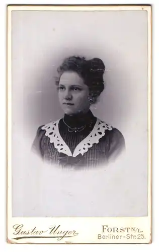 Fotografie Gustav Unger, Forst N /L., Berlinerstr. 25, Junge Dame mit Hochsteckfrisur und Halskette