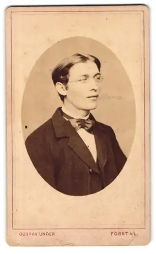 Fotografie Gustav Unger, Forst N /L., Eelgant gekleideter Herr mit Brille