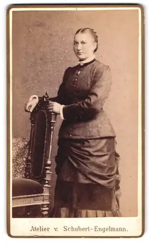 Fotografie G. Schubert-Engelmann, Freiberg, Fischerstr. 29, Junge Dame in zeitgenössischer Kleidung
