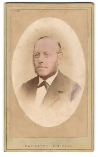 Fotografie Max Patzig, Freiberg, Eleganter Herr mit Zwicker und Chin-Strap
