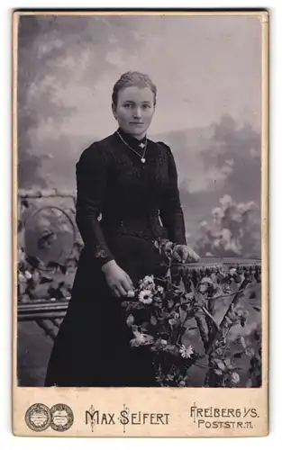 Fotografie Max Seifert, Freiberg i /S., Poststr. 11, Schwarz gekleidete Dame mit Herzkette