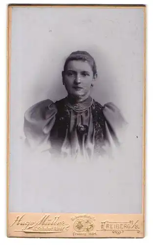 Fotografie Hugo Müller, Freiberg i /S., Fischer-Str. 29, Junge Dame mit zurückgebundenem Haar