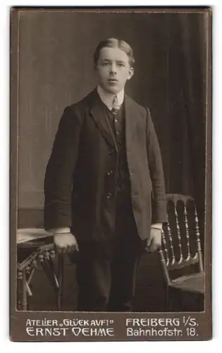 Fotografie Ernst Oehme, Freiberg i /S., Bahnhofstr. 18, Junger Herr im Anzug mit Krawatte