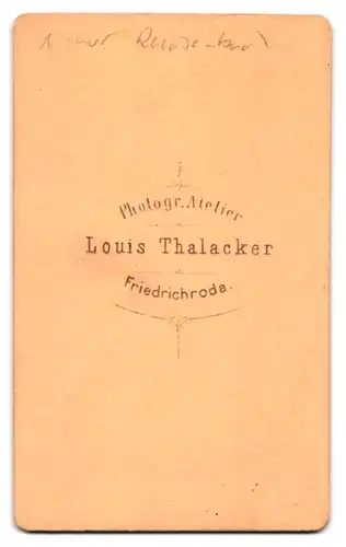 Fotografie Louis Thalacker, Friedrichroda, Kleines Kind in modischer Kleidung