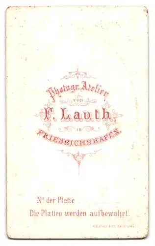 Fotografie F. Lauth, Friedrichshafen, Junge Dame mit Kragenbrosche und Kreuzanhänger