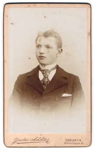Fotografie Gustav Schlüter, Goslar a /H., Breitestr. 91, Junger Herr im Anzug mit Krawatte