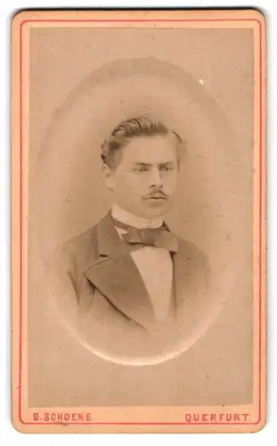 Fotografie G. Schoene, Querfurt, Entenplatz 33 b, Eleganter Herr mit Oberlippenbart