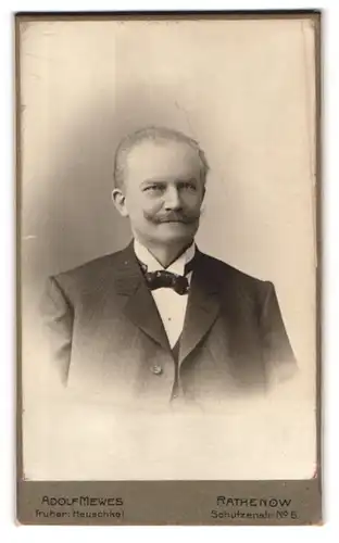 Fotografie Adolf Mewes, Rathenow, Schützenstr. 6, Älterer Herr im gestreiften Anzug mit Schnauzbart