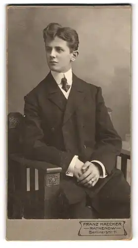 Fotografie Franz Haecker, Rathenow, Berliner-Str. 11, Junger Herr im Anzug mit Krawatte