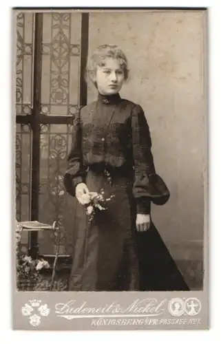 Fotografie Ludeneit & Nickel, Königsberg, Passage 1, Junge Frau mit Stirnlocken in zeitgenössischem Kleid