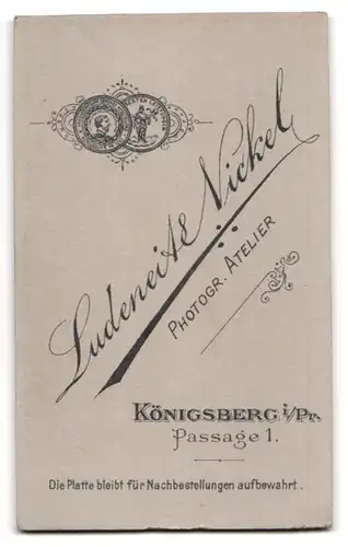 Fotografie Ludeneit & Nickel, Königsberg, Passage 1, Junge Frau mit Stirnlocken in zeitgenössischem Kleid