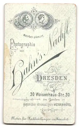Fotografie Hahn`s Nachf., Dresden, Waisenhaus-Strasse 30, Junge Frau mit Locken in einem Kleid mit grossen Zierknöpfen