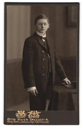Fotografie Otto Mayer, Dresden-A., Pragerstrasse 36, Jüngling mit Brille in einem weiten Dreiteiler