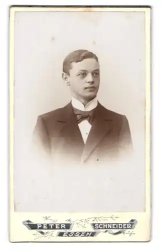 Fotografie Peter Schneider, Essen, Kettwigerstrasse 38, Ernster junger Mann im Sonntagsstaat mit Fliege