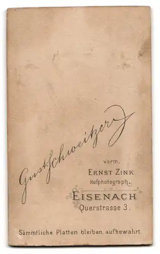 Fotografie Gustav Schweitzer, Eisenach, Querstrasse 3, Junger Mann mit Bürstenschnitt und weisser Fliege