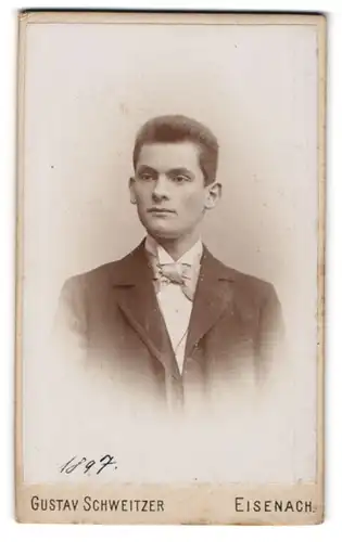 Fotografie Gustav Schweitzer, Eisenach, Junger Mann mit abstehenden Ohren und Fliege