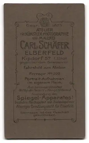 Fotografie Carl Schäfer, Elberfeld, Kipdorf 57, Konfirmandin mit Haarschleife, Handschuhen, Taschentuch und Gesangbuch