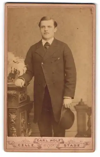 Fotografie Carl Wolf, Celle, Altencellerthor 1, Freundlicher junger Mann im Gehrock, einen Hut in der Hand