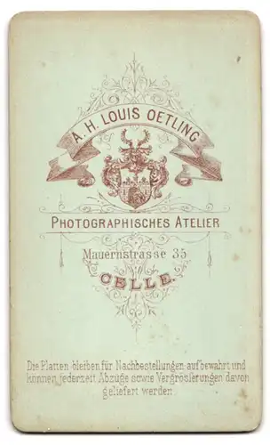 Fotografie A. H. Louis Oetling, Celle, Mauernstrasse 35, Blonder junger Mann mit Segelohren und Fliege