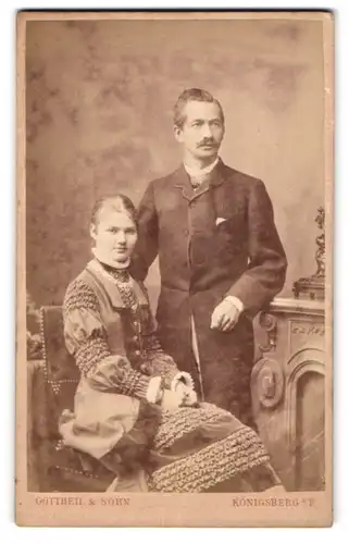 Fotografie Gottheil & Sohn, Königsberg, Münzstrasse 6, Junge Frau in rüschenverziertem Kleid und Mann mit Schnurrbart