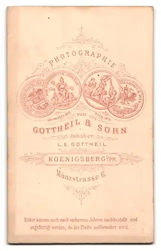 Fotografie Gottheil & Sohn, Königsberg, Münzstrasse 6, Junge Frau in rüschenverziertem Kleid und Mann mit Schnurrbart