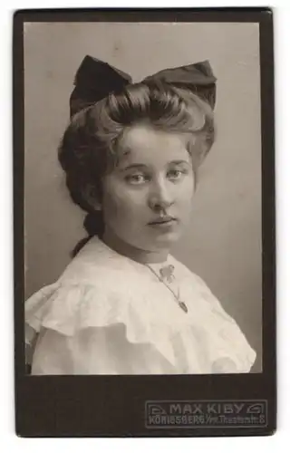 Fotografie Max Kiby, Königsberg, Theaterstrasse 8, Portrait einer jungen Frau mit Haarschleife und kragenloser Bluse