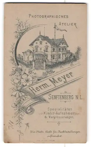 Fotografie Herm. Meyer, Senftenberg, Ansicht Senftenberg N. L., Wohnhaus mit Foto-Atelier im Ort, Rückseitig Paar