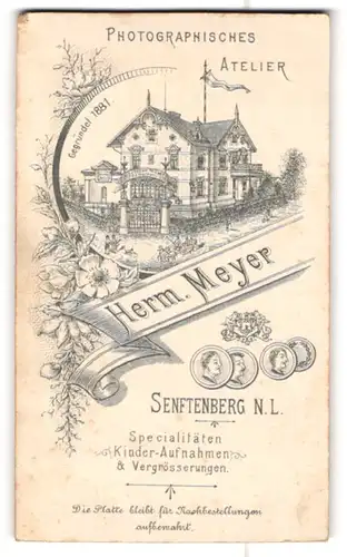 Fotografie Herm. Meyer, Senftenberg, Ansicht Senftenberg N. L., Wohnhaus mit Foto-Atelier im Ort, Rückseitig Dame