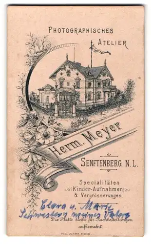 Fotografie Herm. Meyer, Senftenberg, Ansicht Senftenberg N. L., Wohnhaus mit Foto-Atelier, Rückseitig Damen Portrait