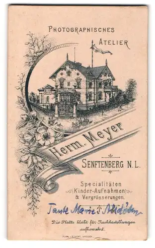 Fotografie Herm. Meyer, Senftenberg, Ansicht Senftenberg N. L., Foto-Atelier & Geschäftshaus, Rückseitig Damen Portrait