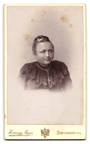 Fotografie Herm. Meyer, Senftenberg, Ansicht Senftenberg N. L., Foto-Atelier & Geschäftshaus, Rückseitig Damen Portrait