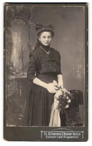 Fotografie H. Böbers, Berlin-Rixdorf, Saalestr. 1, hübsche junge Dame im Kleid zur Konfirmation / Kommunion